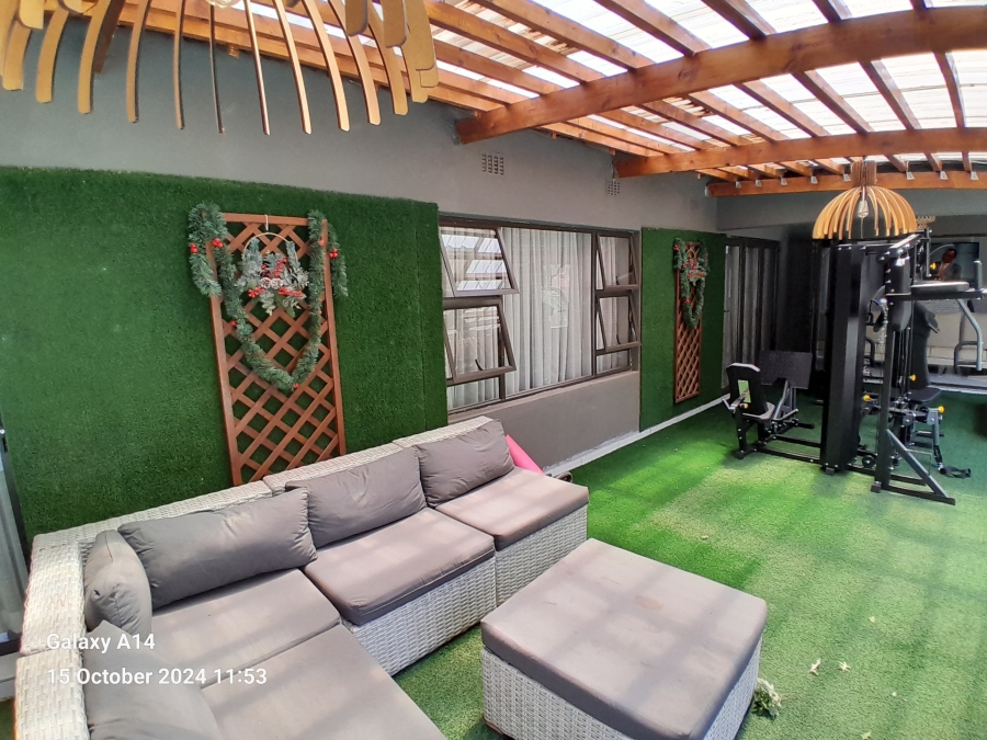 6 Bedroom Property for Sale in Protea Park North West